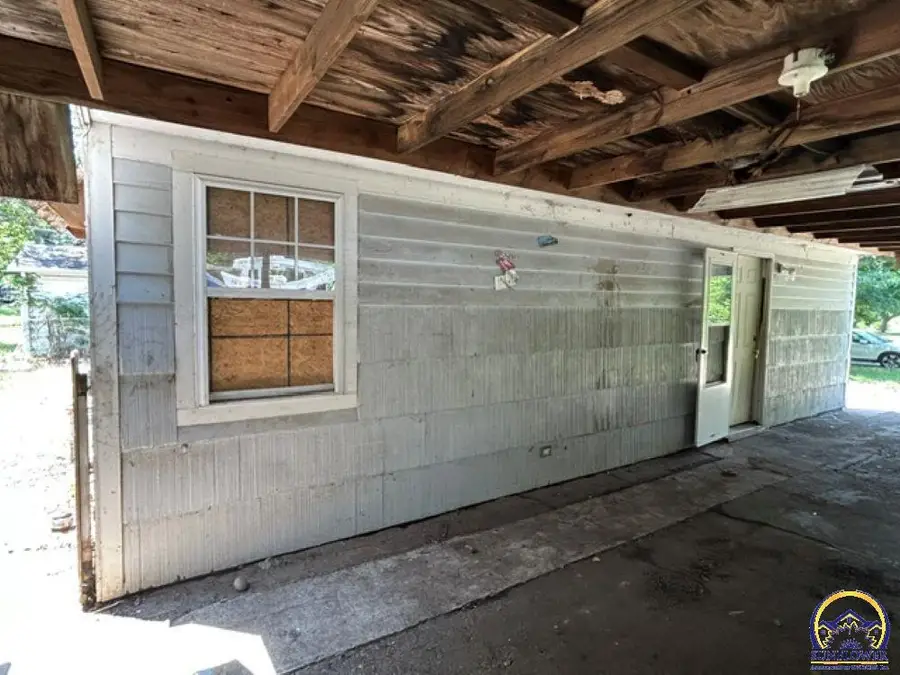 3326 SE Massachusetts Ave, Topeka, KS 66605 - #2