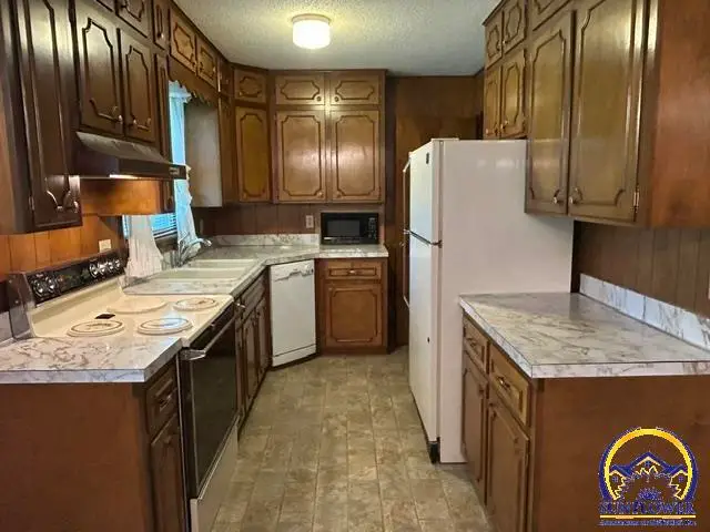 526 E 10th St, Lyndon, KS 66451 - #3
