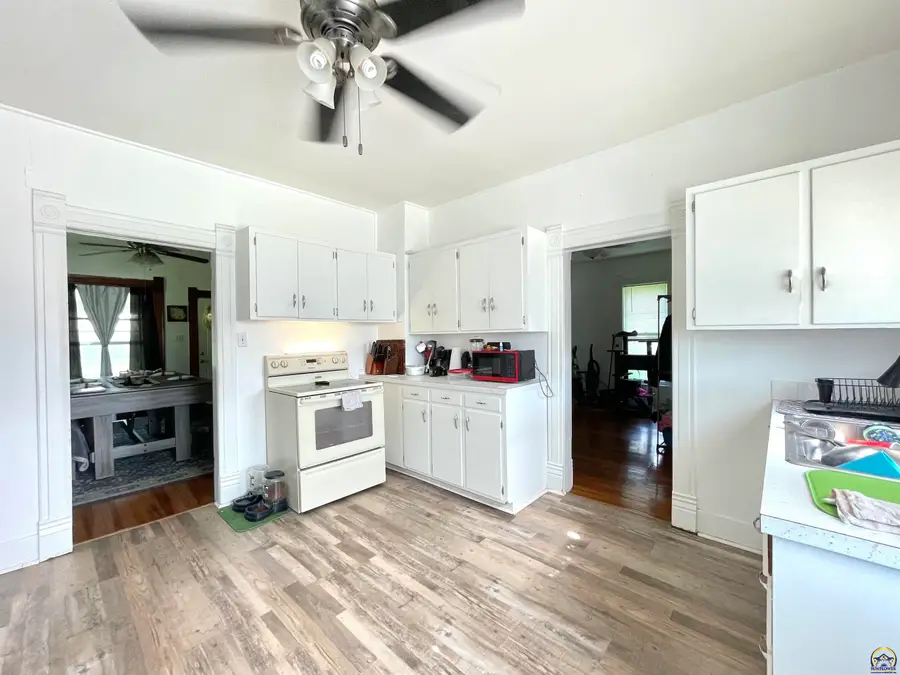 609 Frazier St, Valley Falls, KS 66088 - #3