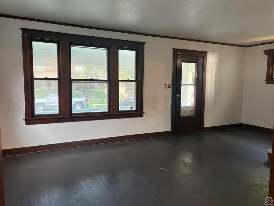 1252 SW Mulvane St, Topeka, KS 66604 - #3