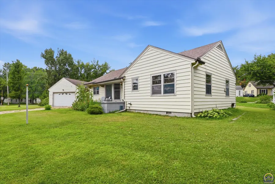 1115 SW Billard Ave, Topeka, KS 66604 - #2