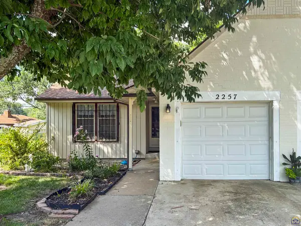 2257 SW Westport Sq, Topeka, KS 66614