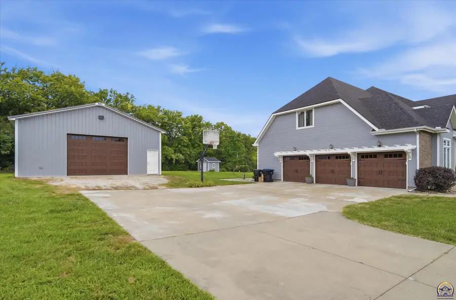 5445 SW Quail Run Dr, Topeka, KS 66610 - #2