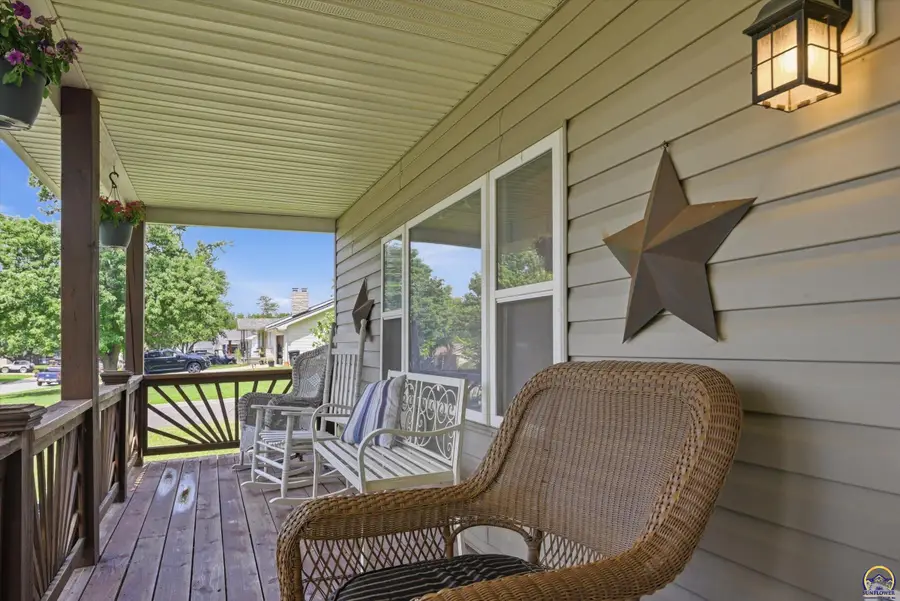 331 W 8th St, Alma, KS 66401 - #2