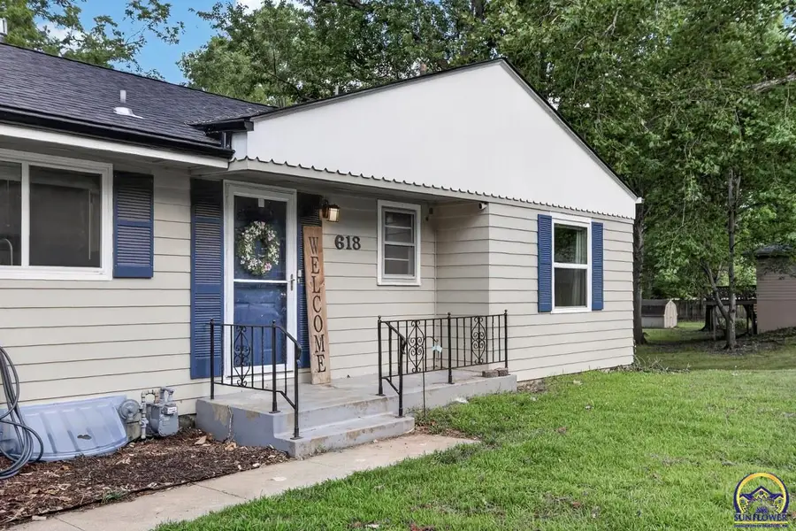 618 SW Crest Dr, Topeka, KS 66606 - #2