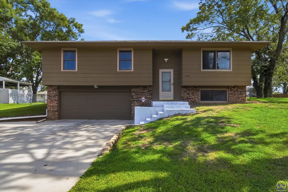 1623 SE 37th Ter, Topeka, KS 66609 - #1
