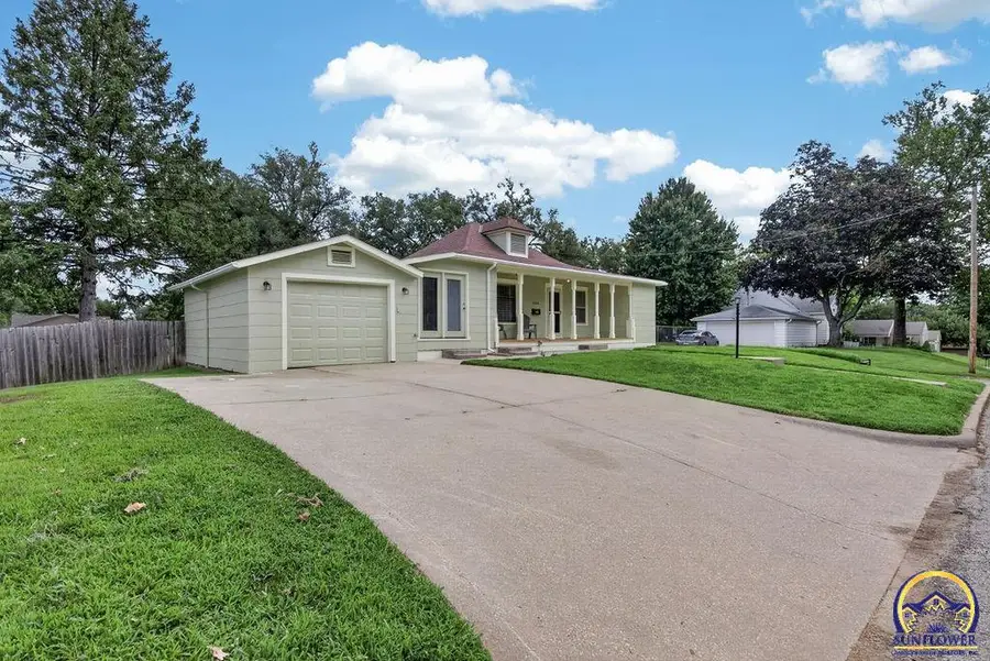 1106 Kansas St, Leavenworth, KS 66048 - #2