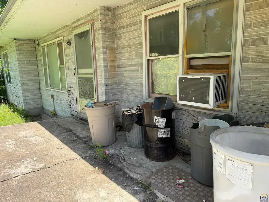 2321 SE Massachusetts St, Topeka, KS 66605 - #2