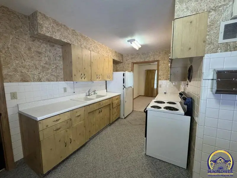 607 N 7th St, Hiawatha, KS 66434 - #3