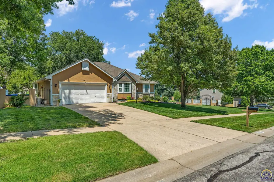 6434 SW Golf View Dr, Topeka, KS 66614 - #2