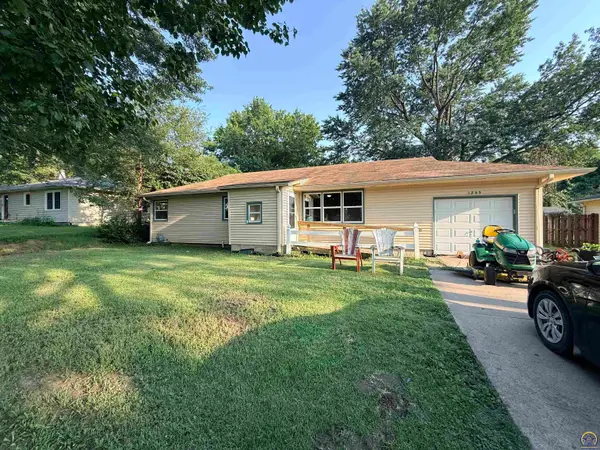 1245 NW Sunset Ln, Topeka, KS 66618