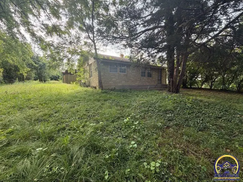2812 SE Madison St, Topeka, KS 66605 - #2