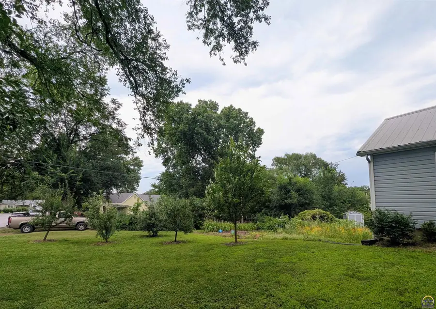209 Delaware St, Oskaloosa, KS 66066 - #3