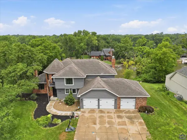 7536 SW Blue Inn Pl, Topeka, KS 66614