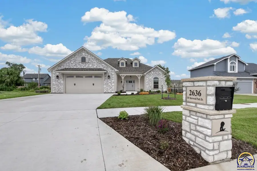 2636 SW Sherwood Park Dr, Topeka, KS 66614 - #2