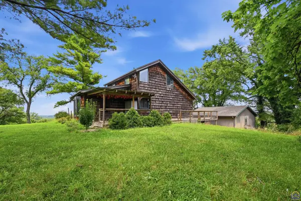 6040 NW Green Hills Rd, Topeka, KS 66618
