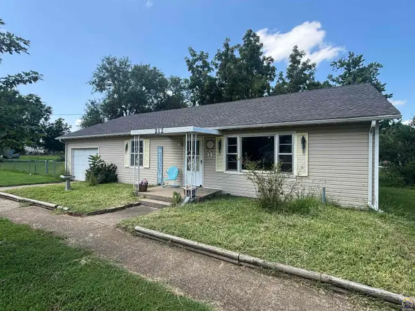 212 E 2nd St, Waverly, KS 66871