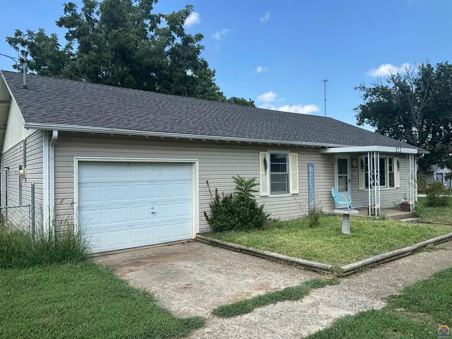 212 E 2nd St, Waverly, KS 66871 - #3