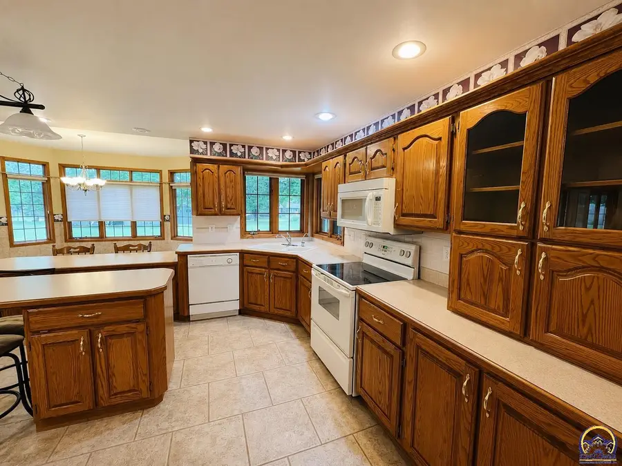 810 Hillcrest Dr, Seneca, KS 66538 - #3