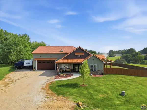 9611 Valley View Dr, Ozawkie, KS 66070
