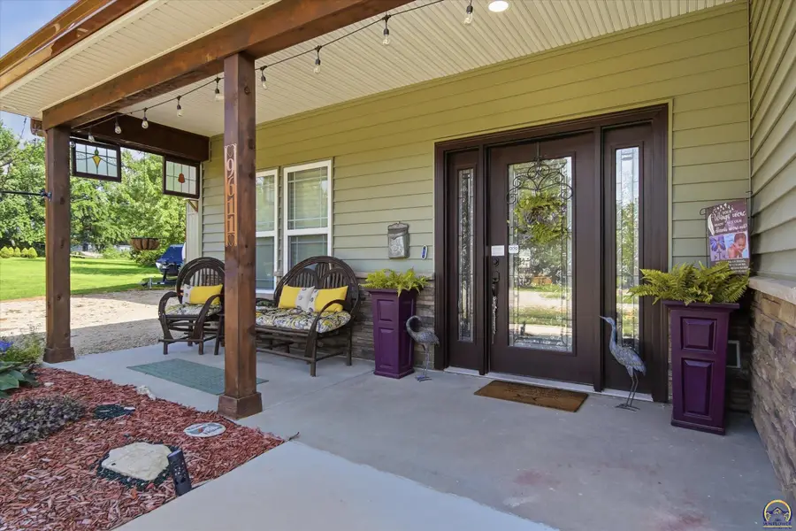 9611 Valley View Dr, Ozawkie, KS 66070 - #3