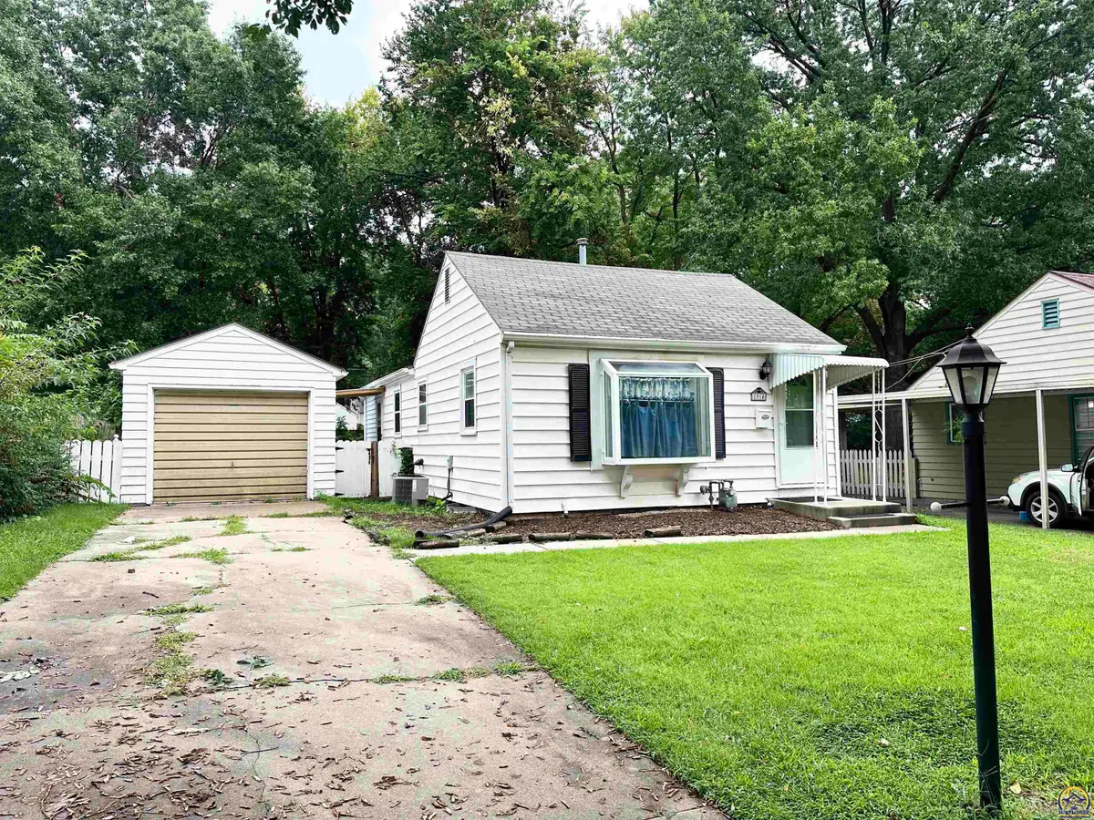 1914 SW Stone Ave, Topeka, KS 66604 - #1
