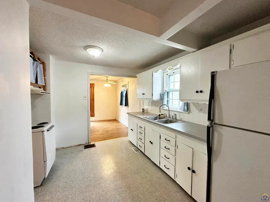 1914 SW Stone Ave, Topeka, KS 66604 - #3