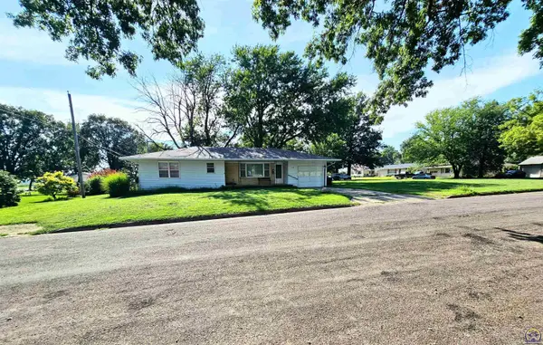 519 N 15th St, Sabetha, KS 66534
