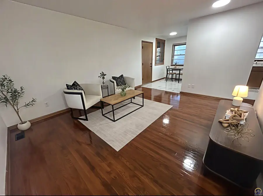 2562 SW Kent St, Topeka, KS 66614 - #2