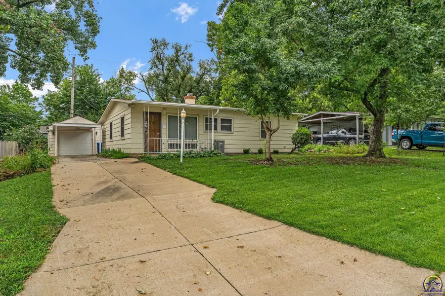 915 SW 31st Ter, Topeka, KS 66611 - #2