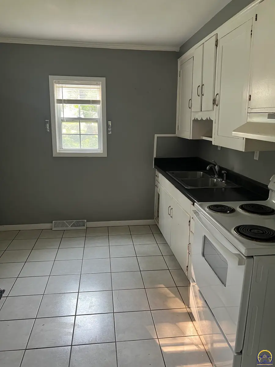 3302 SE Ohio Ave, Topeka, KS 66605 - #3