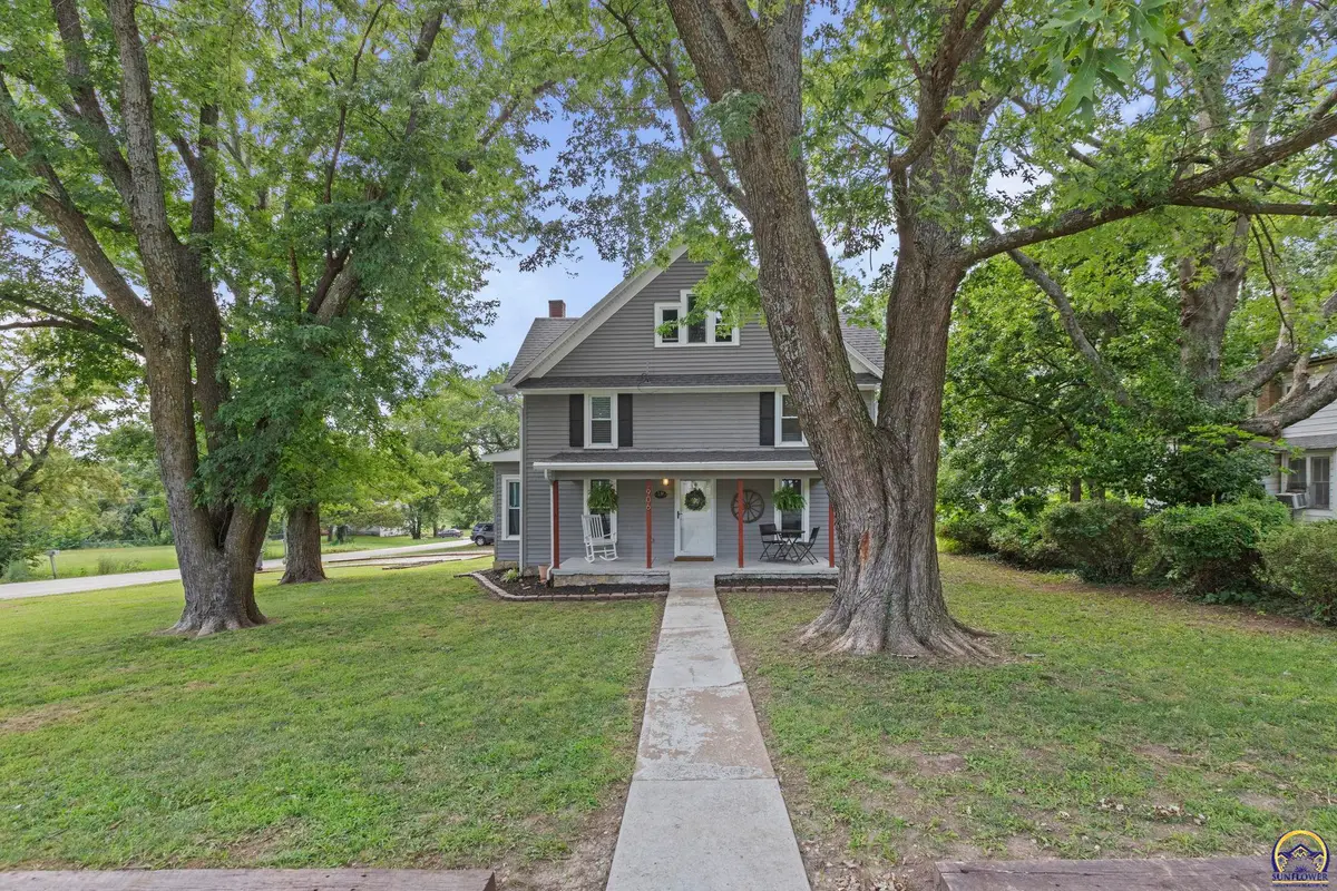 906 Jefferson St, Lyndon, KS 66451 - #1