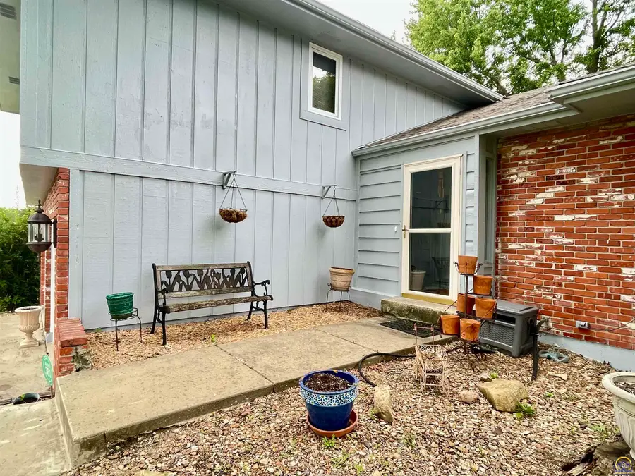 3833 SW Canterbury Town Rd, Topeka, KS 66610 - #3