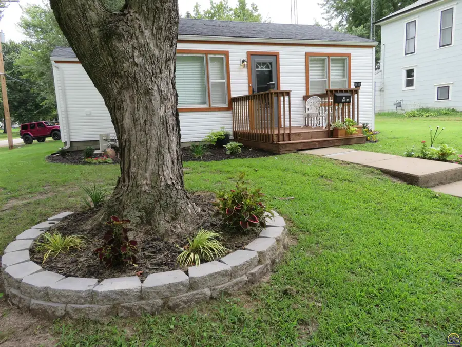 301 Oak St, Valley Falls, KS 66088 - #2