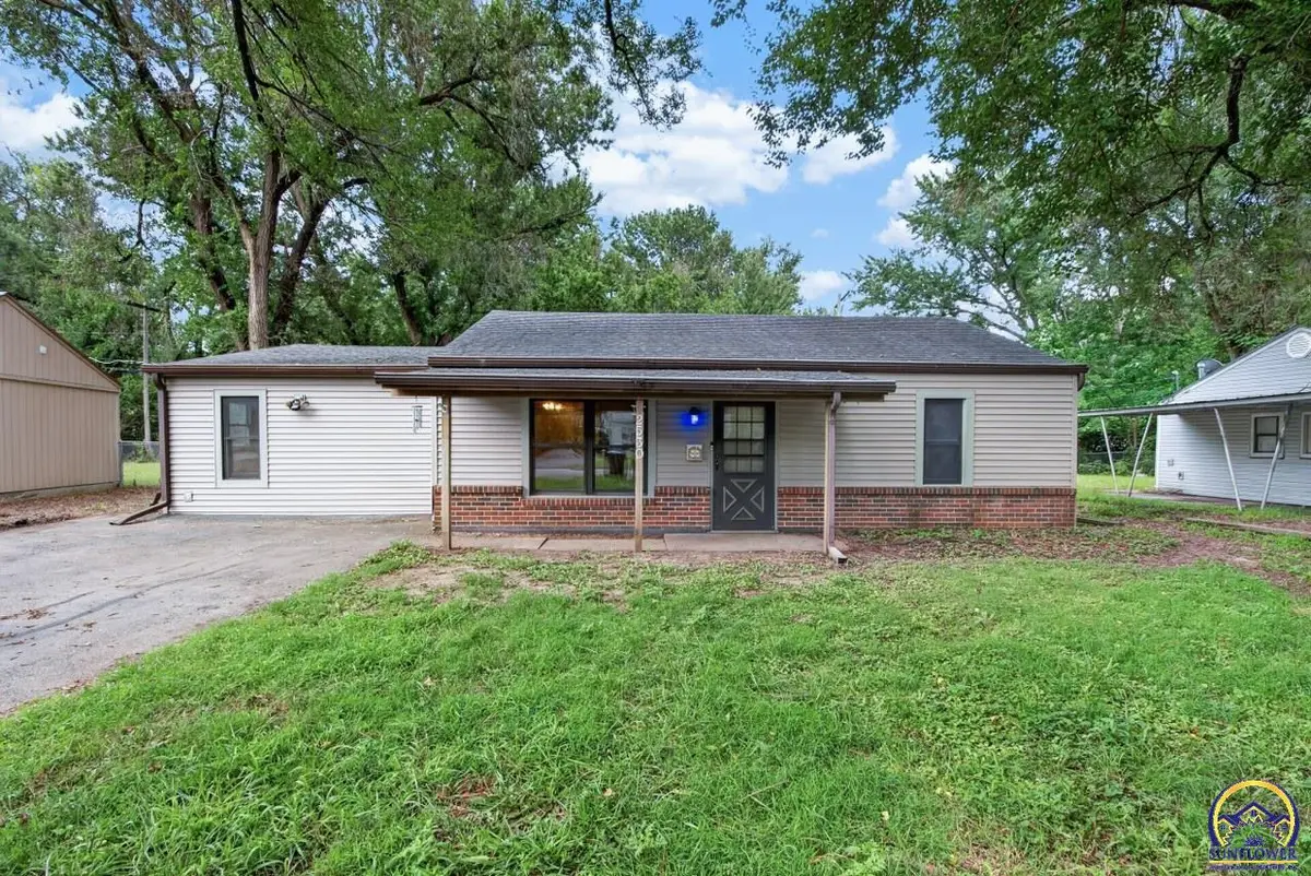 2530 SW Hillcrest Rd, Topeka, KS 66614 - #1