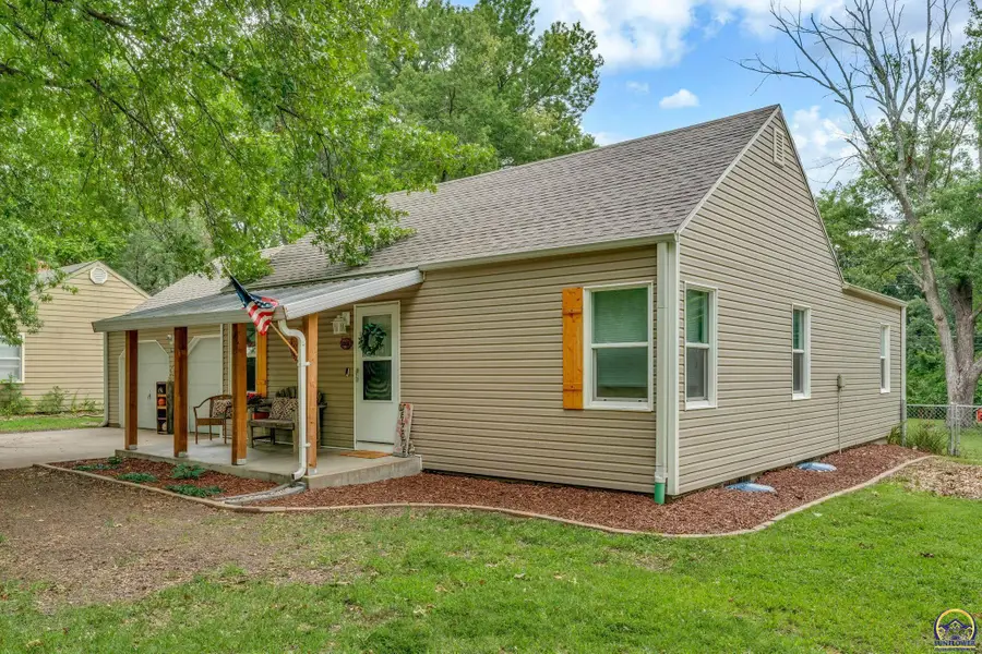 2202 SW Moundview Dr, Topeka, KS 66614 - #2