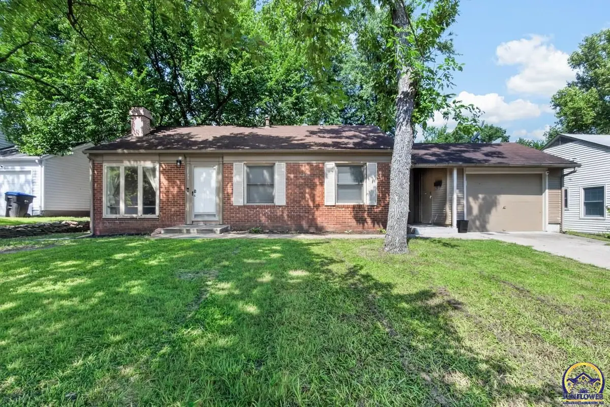 2833 SW Hillcrest Rd, Topeka, KS 66614 - #1