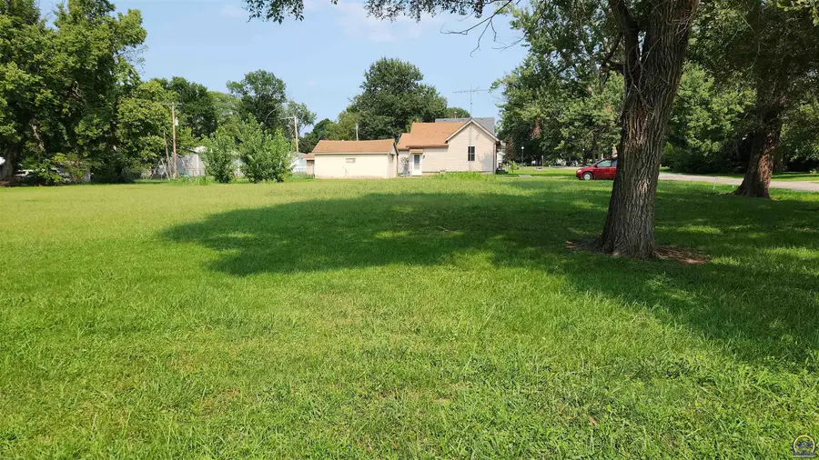 310 Hiawatha Dr, Hiawatha, KS 66434 - #2