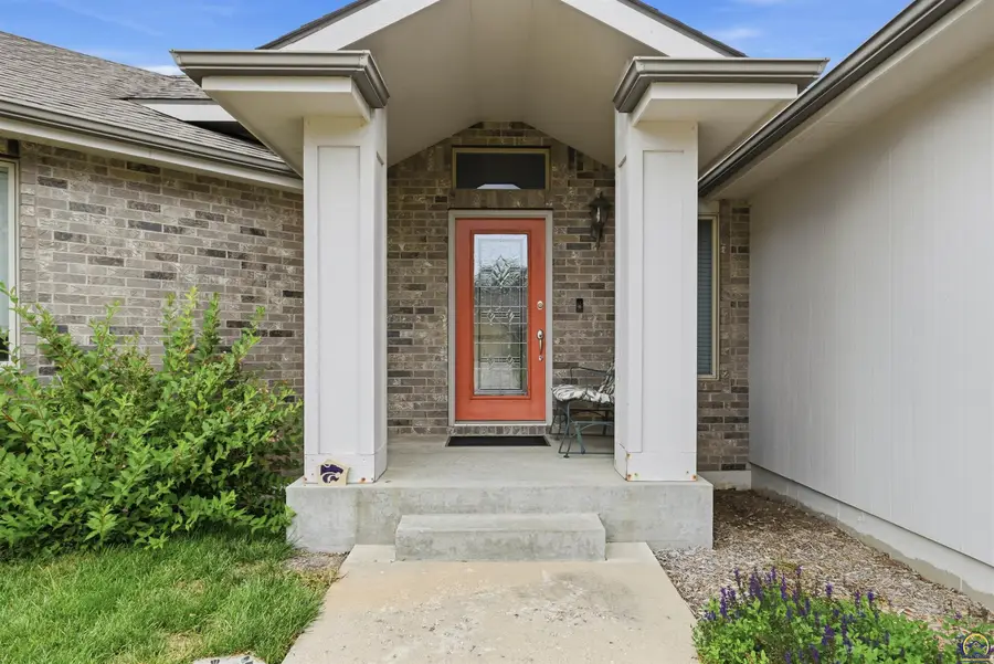 5218 NW Sterling Chase Dr, Topeka, KS 66618 - #2