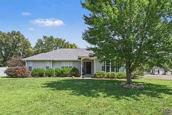 302 Pierce St, Maple Hill, KS 66507