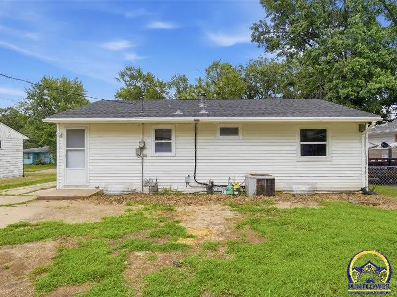 1901 SW Meadow Ln, Topeka, KS 66604 - #3