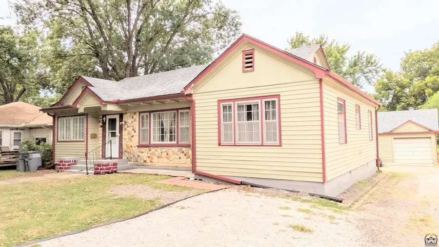 1031 Sunnyslope St, Emporia, KS 66801 - #2