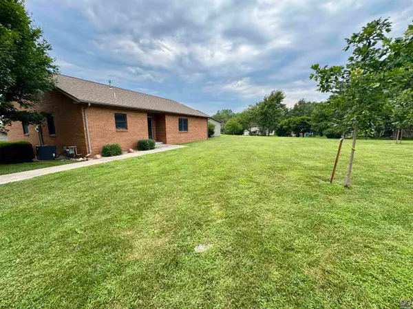 909 S 12th St, Sabetha, KS 66534