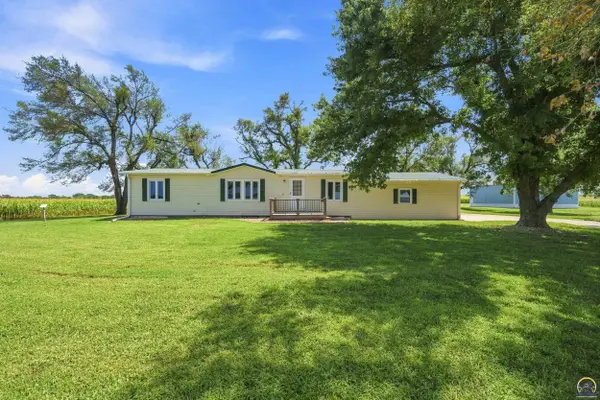 18306 Cottonwood Rd, Maple Hill, KS 66507