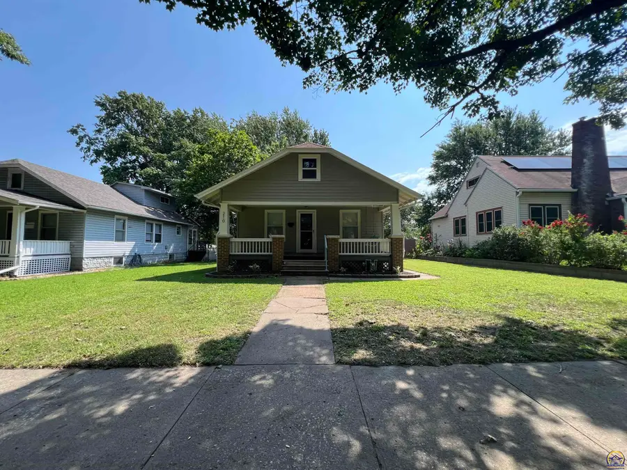 210 SW Kendall Ave, Topeka, KS 66606 - #2