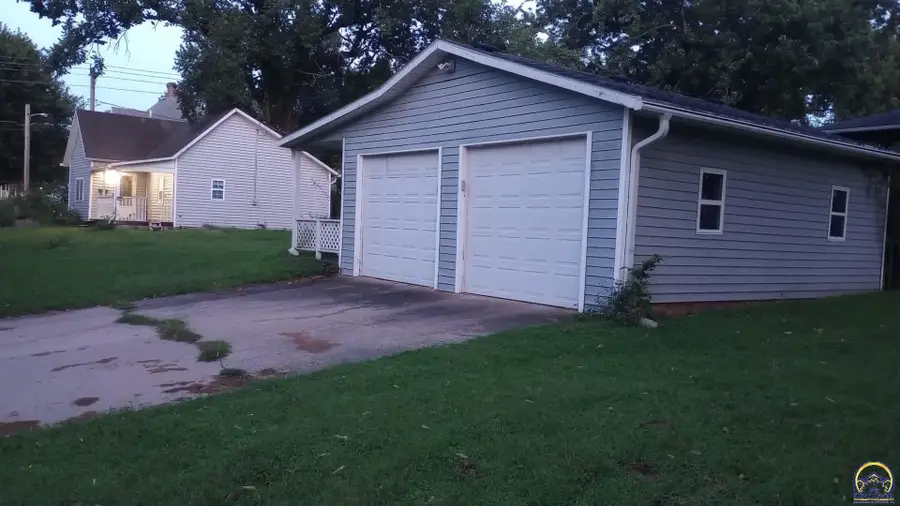 217 W 6th St, Holton, KS 66436 - #2
