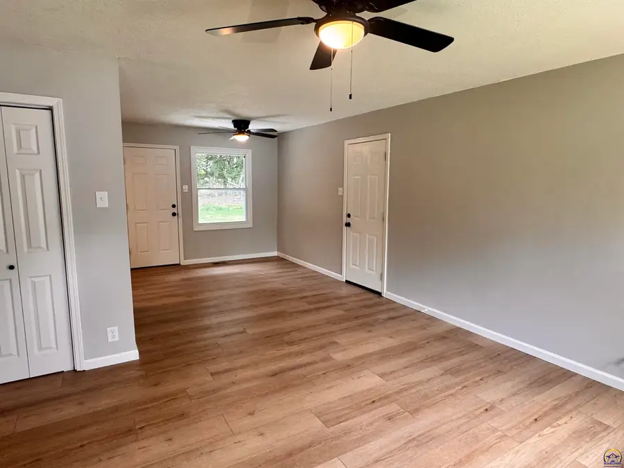 3015 SE Iowa Ave, Topeka, KS 66605 - #3