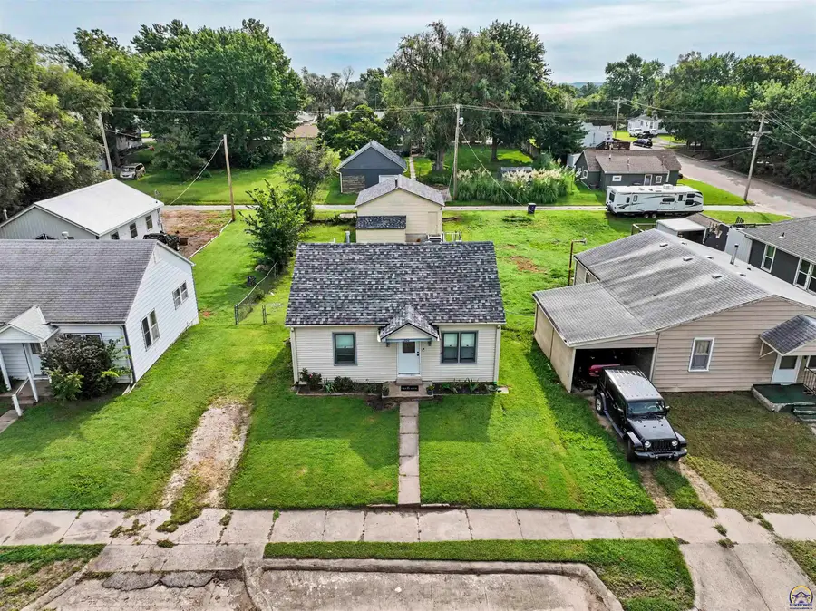 304 Walnut St, Wamego, KS 66547 - #3