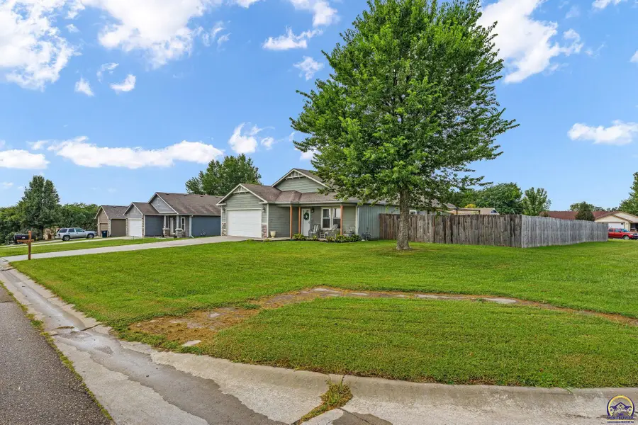 2221 SE Shiloh Ridge Ln, Tecumseh, KS 66542 - #2