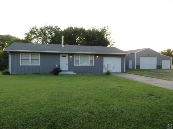 8867 Hilltop Rd, Ozawkie, KS 66070